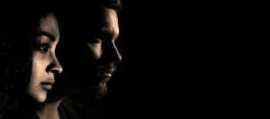 Utangaç Bir Erkeğin Sizden Hoşlandığını Gösteren 16 İşaret